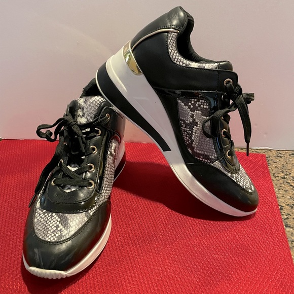 Women’s Sneakers Shoe Dazzle 💁🏻‍♀️ 👟- - Picture 6 of 8